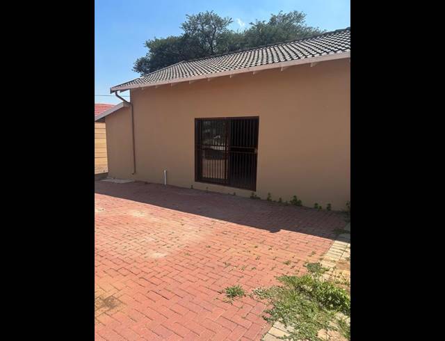 BUSINESS PROPERTY TO RENT IN CROYDON